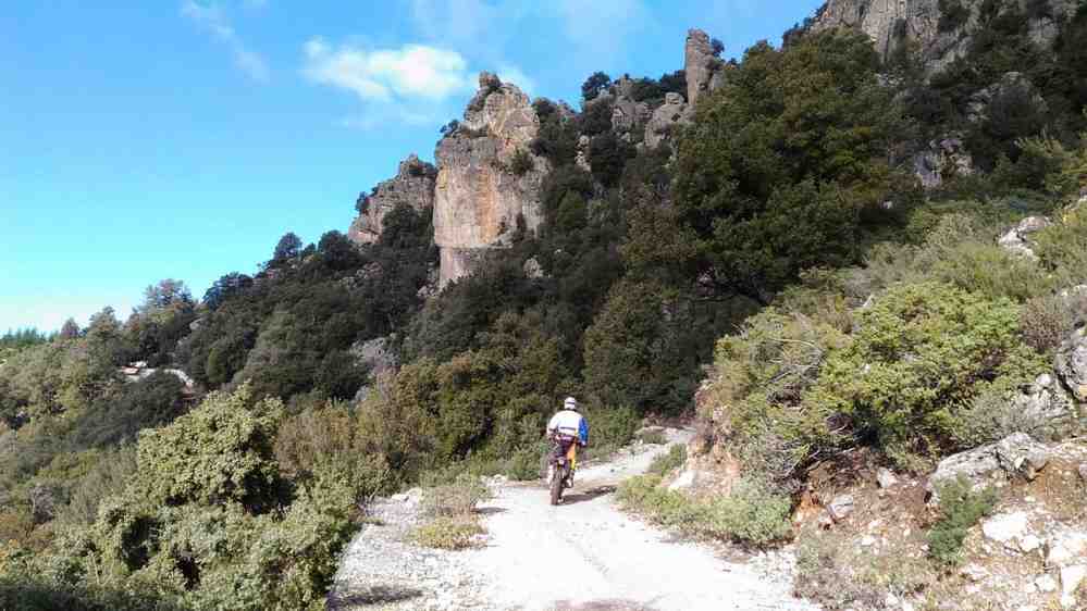 Itinéraire au pied du Supramonte, passant sous les rochers rocheux Itinéraire au pied du Supramonte, passant sous les rochers rocheux