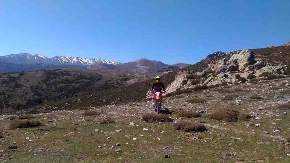 Chemin de promenade avec vue sur les sommets enneigés de Gennargentu Chemin de promenade avec vue sur les sommets enneigés de Gennargentu